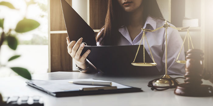 Especialista analiza el futuro del derecho digital en masterclass de posgrado