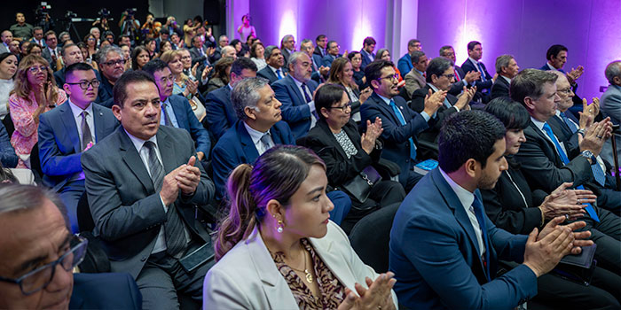 Especialista analiza el futuro del derecho digital en masterclass de posgrado