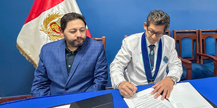 Universidad Continental y Colegio de Químicos Farmacéuticos de Arequipa firman convenio de cooperación
