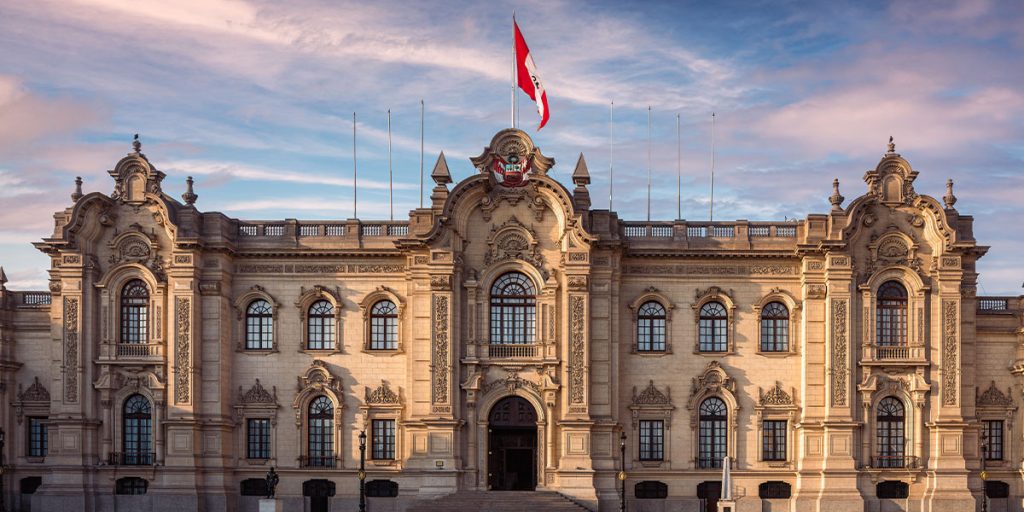 Debate de Políticas Públicas: ¿Meritocracia o politización en el servicio civil peruano?: evidencia a partir de una encuesta a servidores públicos