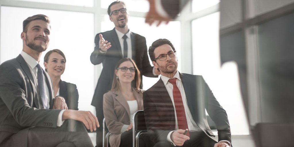 Diálogos empresariales: Gestionar personas en tiempos de cambio: liderazgo, talento y bienestar