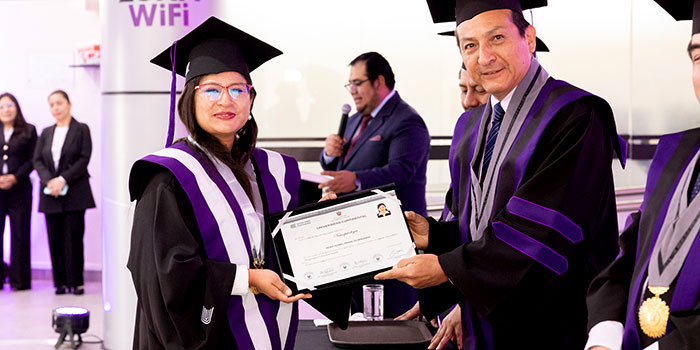La Escuela de Posgrado de la Universidad Continental celebró en Huancayo la graduación de profesionales de maestrías y segundas especialidades