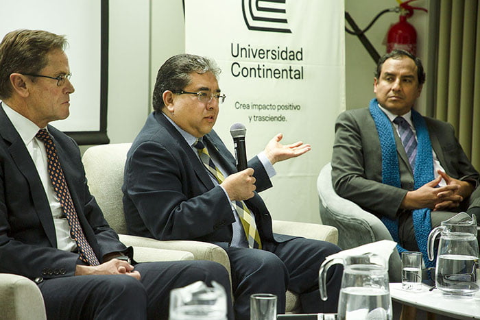 Contralor de la República, Nelson Shack, expuso en panel organizado por la Escuela de Posgrado